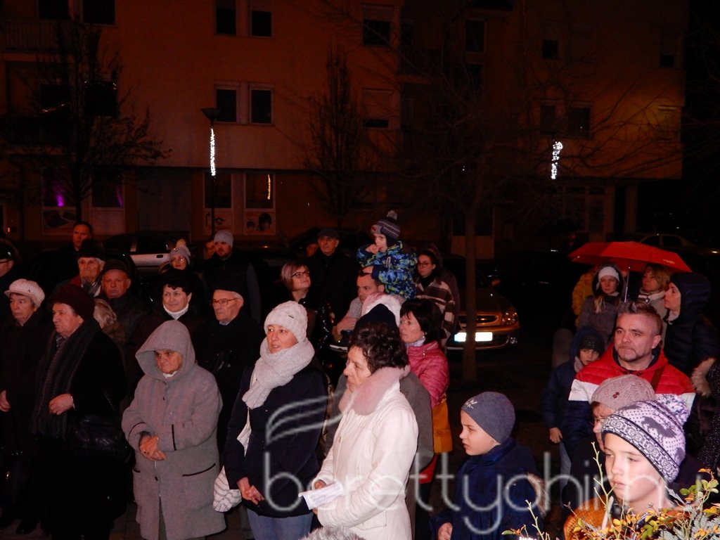 Fellobbant a szeretet lángja is 27